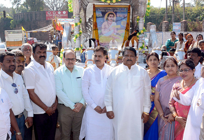 ಶರಣರ ತತ್ವಾದರ್ಶಗಳನ್ನು ಅವಲೋಕನ ಮಾಡಿಕೊಳ್ಳಬೇಕಿದೆ: ಸುರೇಶ್‌ಅಂಗಡಿ